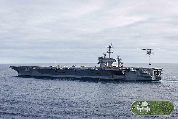 美军卡尔文森号航母前往南海途中进行横向补给