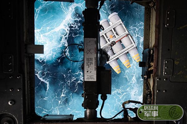 美军卡尔文森号航母前往南海途中进行横向补给