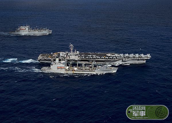 美军卡尔文森号航母前往南海途中进行横向补给
