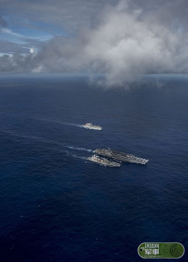 美军卡尔文森号航母前往南海途中进行横向补给