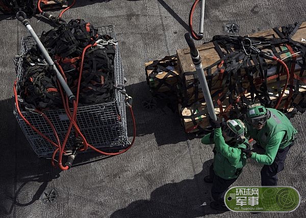 美军卡尔文森号航母前往南海途中进行横向补给