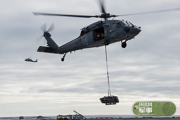 美军卡尔文森号航母前往南海途中进行横向补给