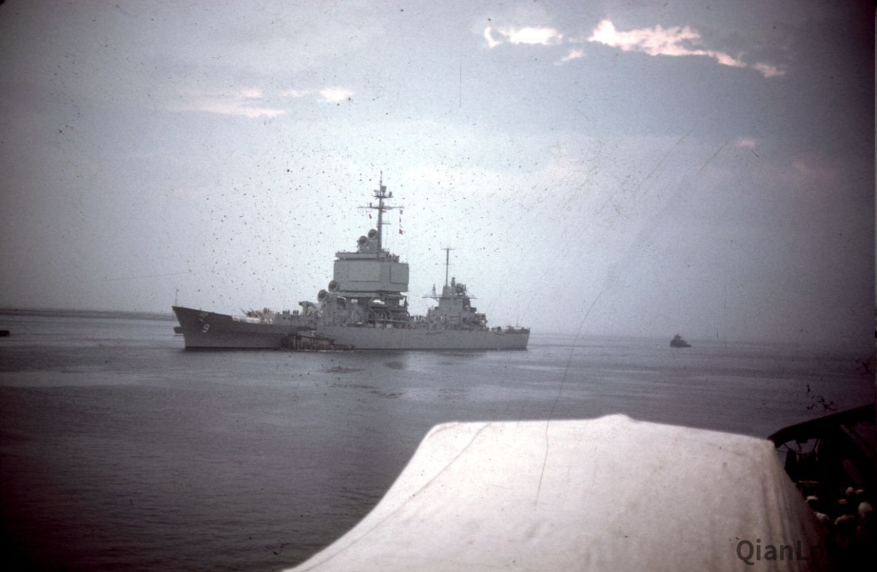 01.駛入港口的美軍“長灘”號核動力導彈巡洋艦。