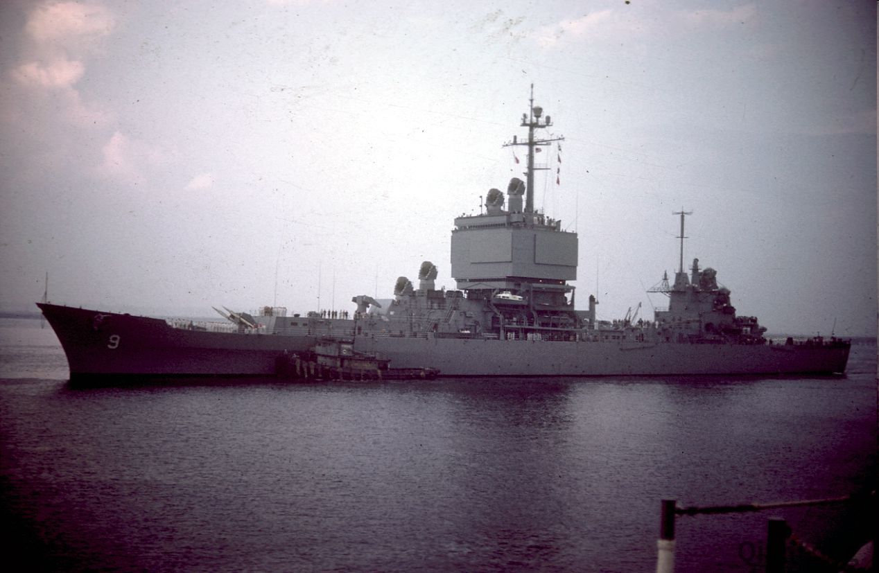 02.行駛中的“長灘”號導彈巡洋艦。