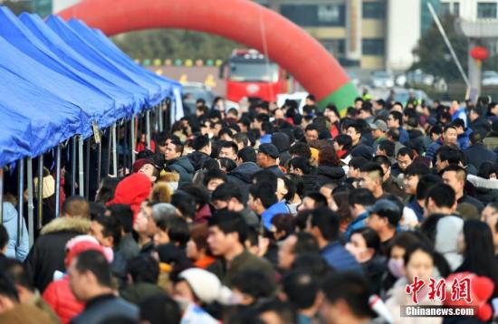 资料图 春节过后,农民工忙就业,招聘会上人潮涌动。 资料图 春节过后,农民工忙就业,招聘会上人潮涌动。