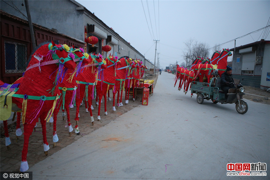 村民们携带大量红纸马到祭台上焚烧,拜神祈福,场面震撼