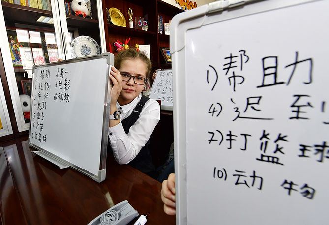 俄举办汉字听写大赛 学生们汉字写得不错