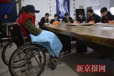 八旬老人拐杖打死老伴 养老院内坐轮椅受审