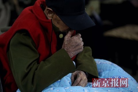 八旬老人拐杖打死老伴 养老院内坐轮椅受审