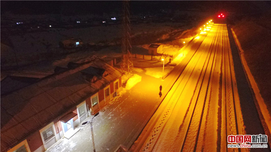 小站的5名异地职工在孤寂的小山村里默默地坚守着。