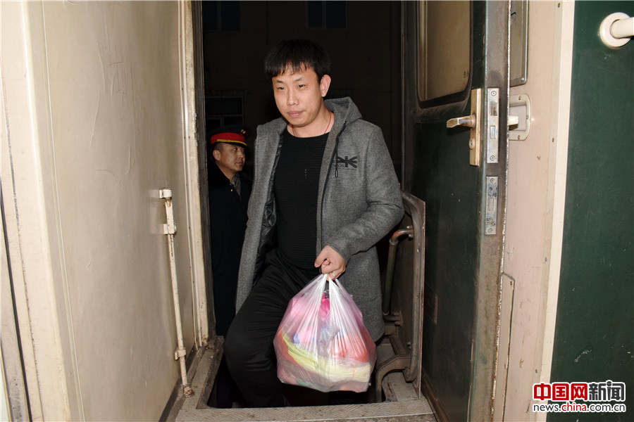 值班员隋立强从县里买菜，带足两天当班期间和工友所需的食物。