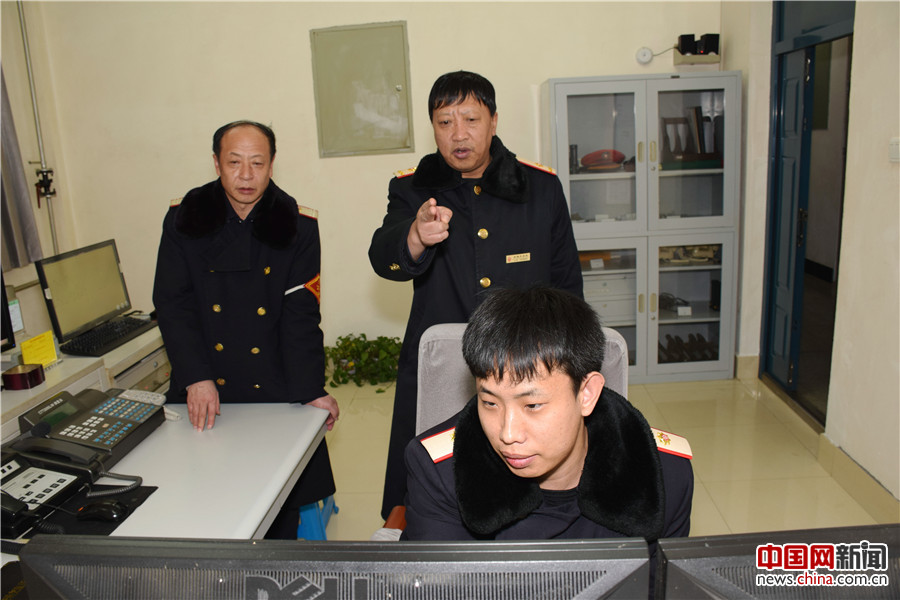 隋立强到达单位后，立即与上一班的值班员董长福确认行车计划。