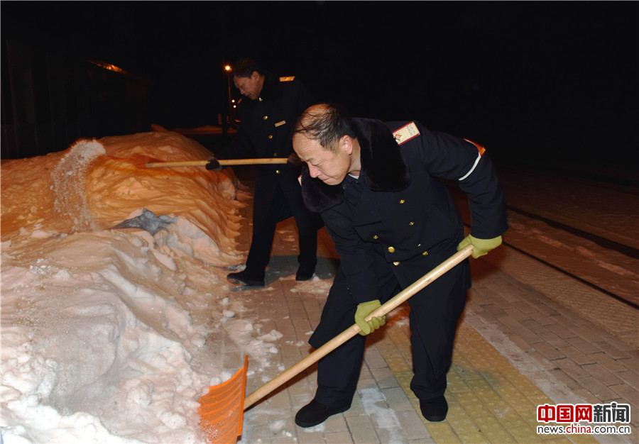 值班干部带领休班人员清除小站积雪。