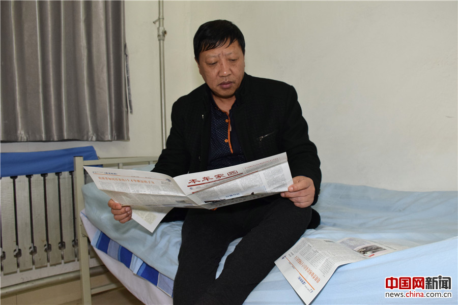 值班员在小站住上一晚，等待第二天早上小火车的到来。