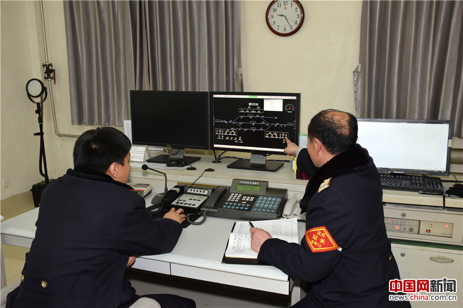 列车到来前，值班员履行眼看、手指、口呼程序，开放信号，确认信息无误后，做好列车进路工作。