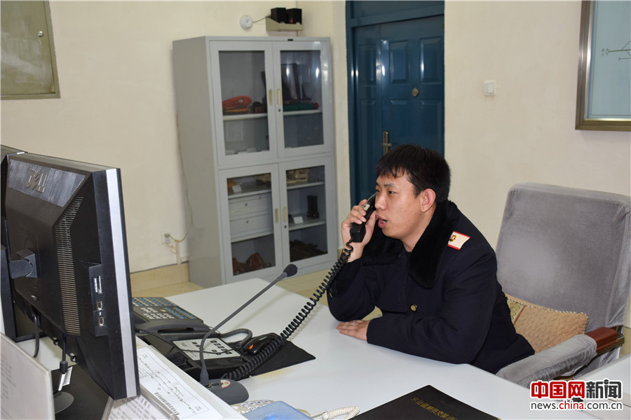 列车接近时，值班员接到机车司机联控电话，双方进行联控确认。