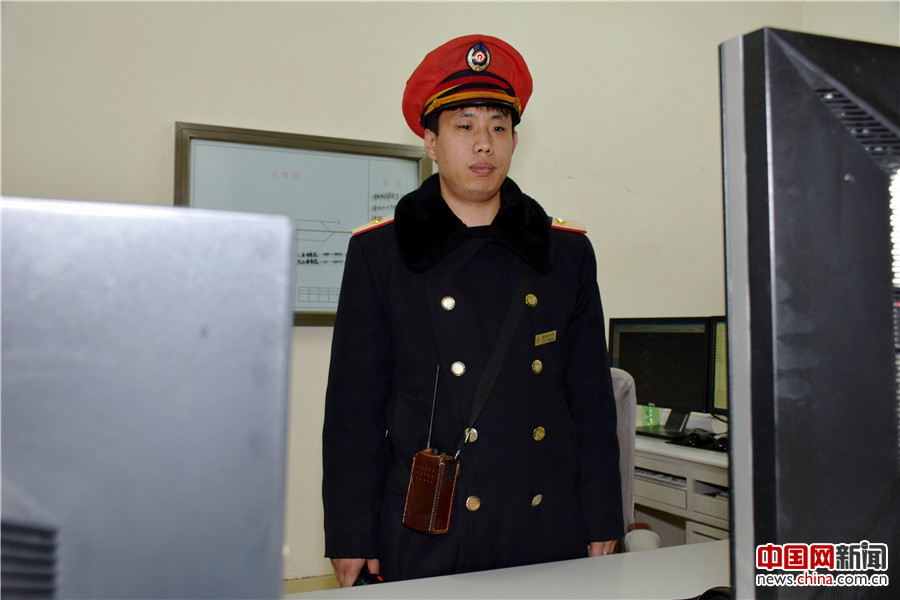 值班员准备接车。