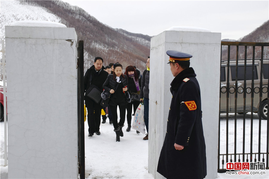 小站值班人员精心组织旅客乘降工作，迎来送往上下车的旅客。