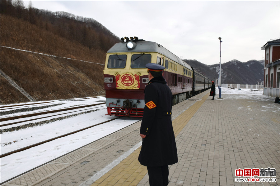 小站值班员虽然没年没节，他们坚守岗位，扎根小站，认真负责地接发好每一趟过往列车。
