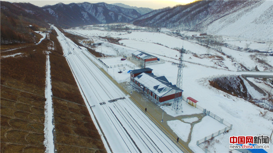 列车走后，留下山中小站的人在这里坚守。