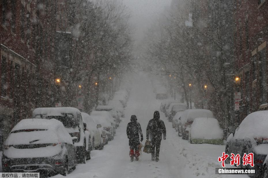 美国多地遇暴风雪天气