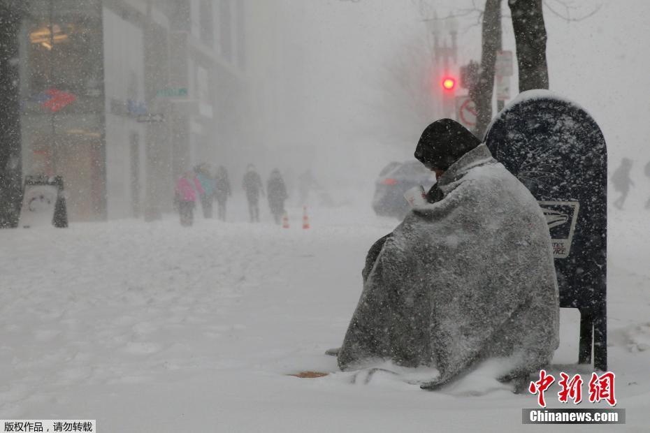 美国多地遇暴风雪天气