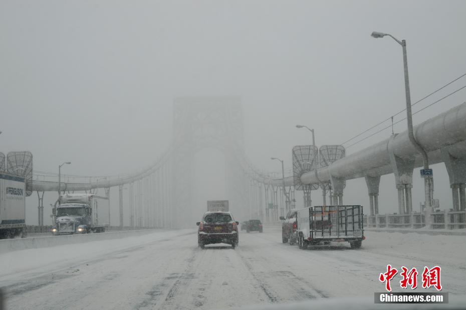 美国多地遇暴风雪天气