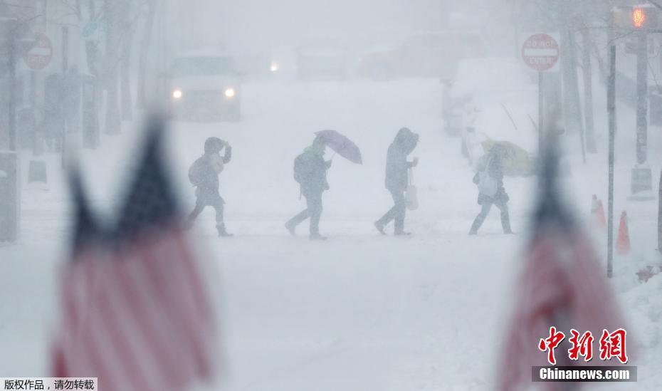 美国多地遇暴风雪天气