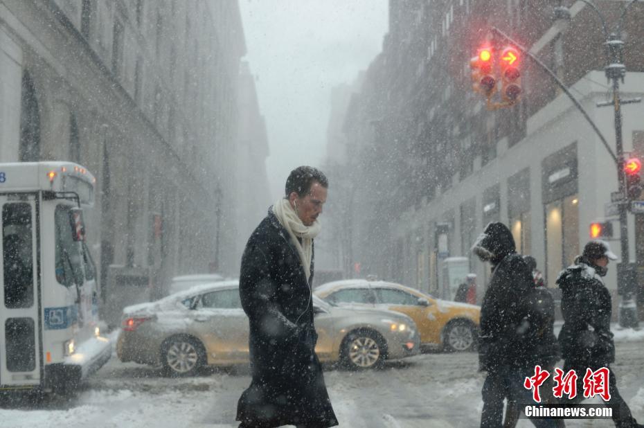 美国多地遇暴风雪天气