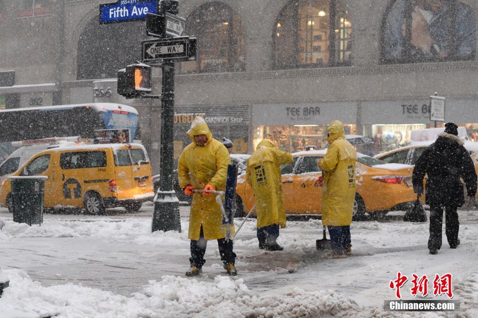 美国多地遇暴风雪天气