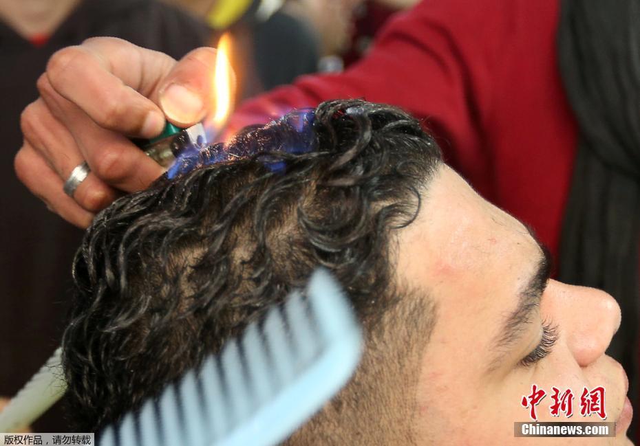 厉害了！巴勒斯坦理发师身怀绝技 用火做造型