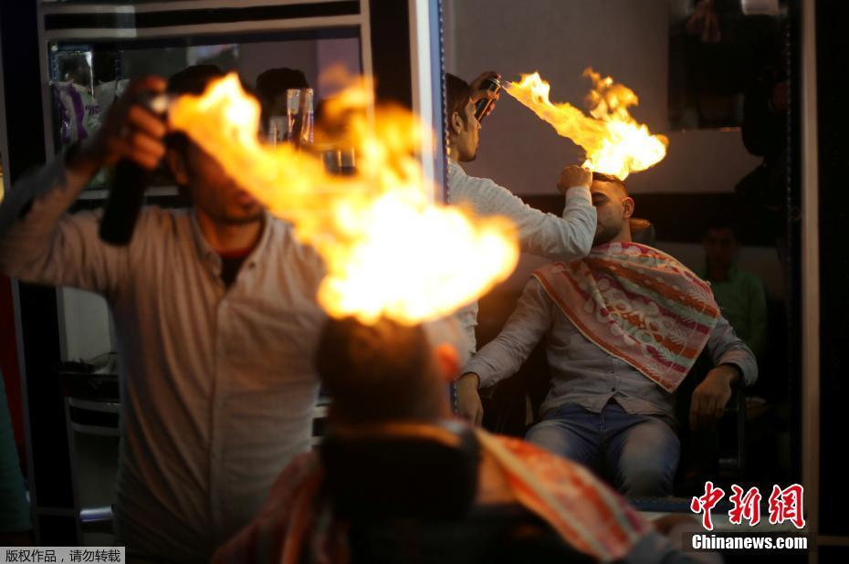 厉害了！巴勒斯坦理发师身怀绝技 用火做造型