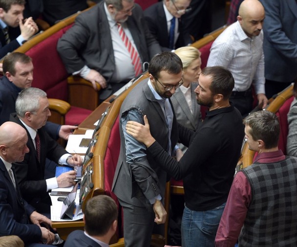 乌克兰议会上演“全武行” 议员西装被撕烂