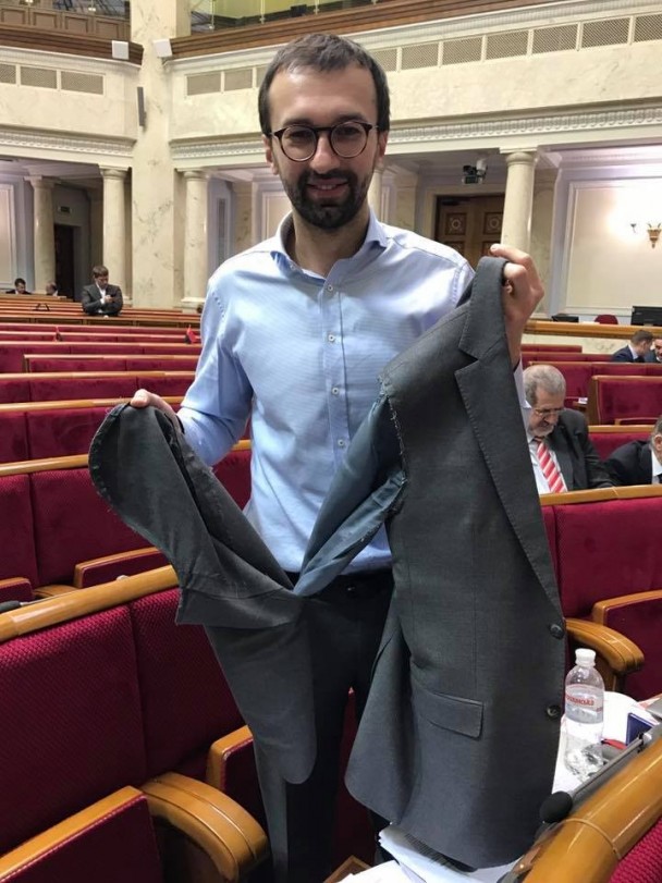 乌克兰议会上演“全武行” 议员西装被撕烂