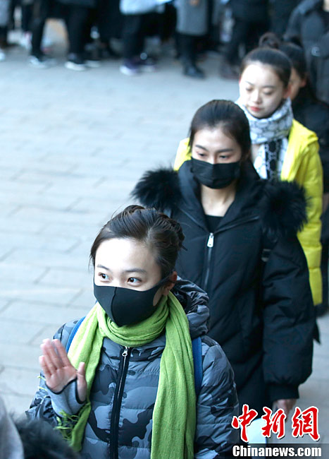 林妙可参加北影艺考 戴口罩排队入考场