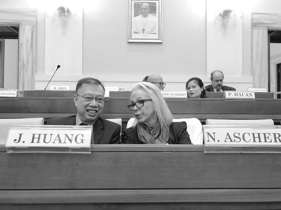 在梵蒂冈反器官贩卖峰会会场,黄洁夫与世界器官移植协会主席交谈。