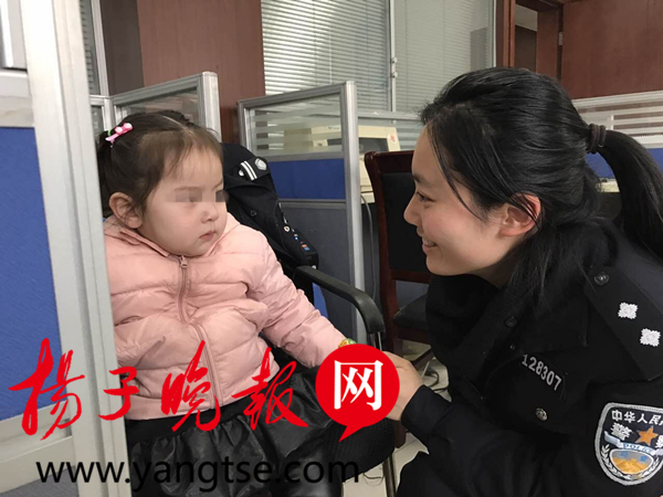 女警变身“临时妈妈”。.jpg