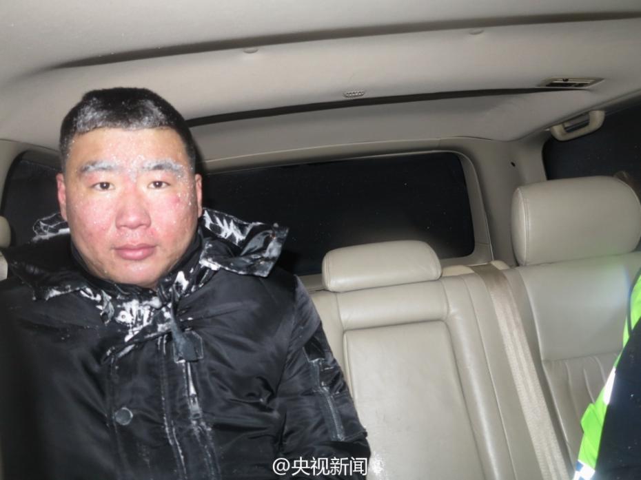 暴风雪来袭 呼伦贝尔交警全力抗风雪保安全( 02 / 9 )