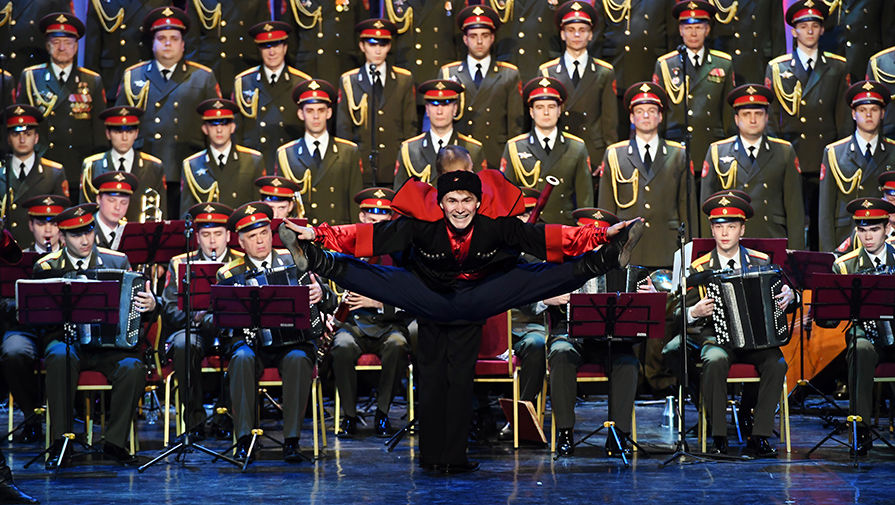 俄军红旗歌舞团空难后首次以新阵容亮相演出