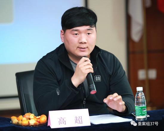 ▲高超介绍自己的遭遇，他眼下为申诉的事情不断奔波。 新京报记者 王巍 摄