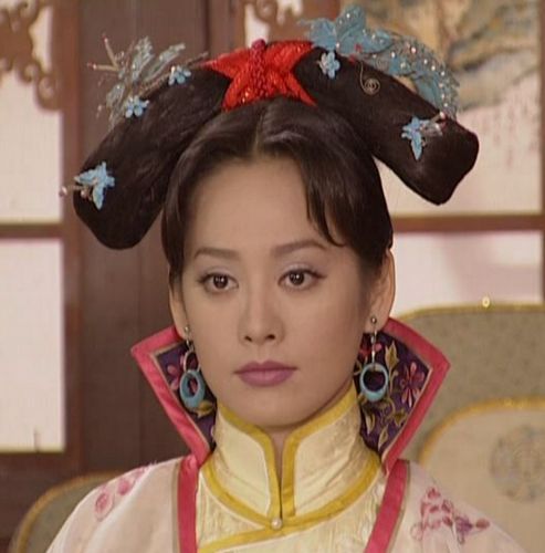 2.宁静：2003年在《孝庄秘史》中饰演庄妃大玉儿，也就是后来的孝庄太后，成为经典版的孝庄。