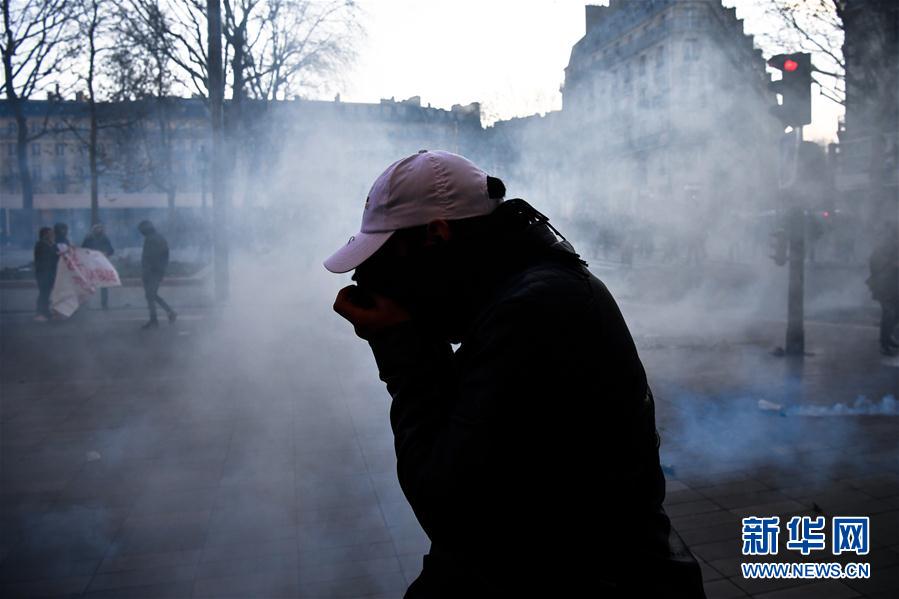 （国际）（3）法国多个城市爆发反暴力执法游行