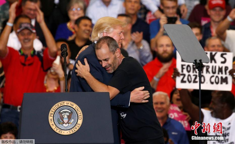 特朗普演讲突发奇想 邀请粉丝翻护栏与其同台