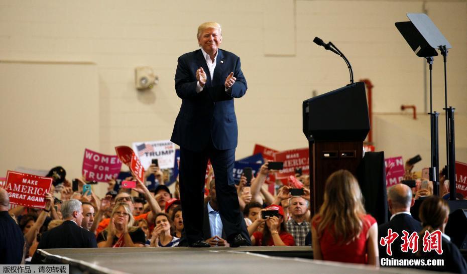 特朗普演讲突发奇想 邀请粉丝翻护栏与其同台