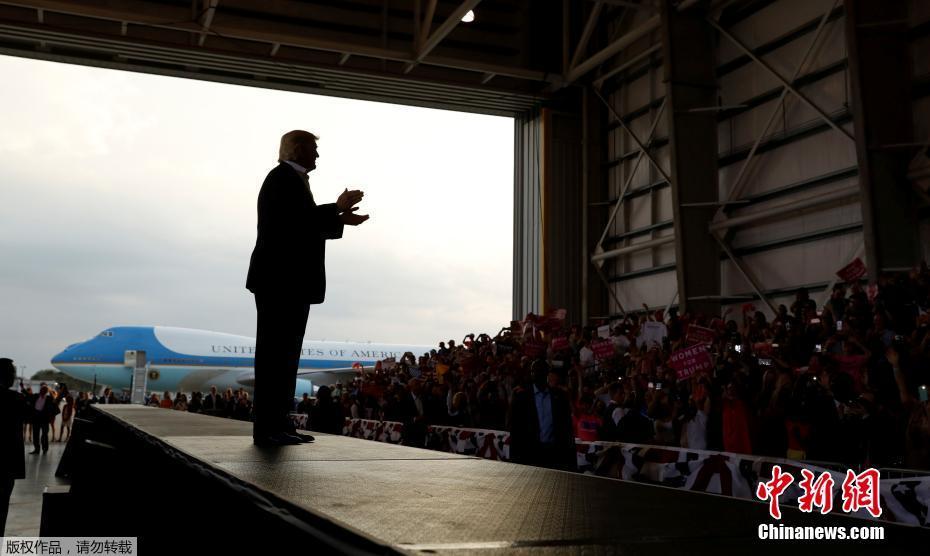 特朗普演讲突发奇想 邀请粉丝翻护栏与其同台