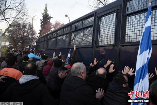 当地时间2016年1月28日，希腊塞萨洛尼基，希腊农民抗议政府实行财政紧缩政策，增加农业部门税收，与防暴警察冲突。约5000名农民在农业博览会外抗议，他们试图重进场馆遭到警方催泪弹驱逐。
