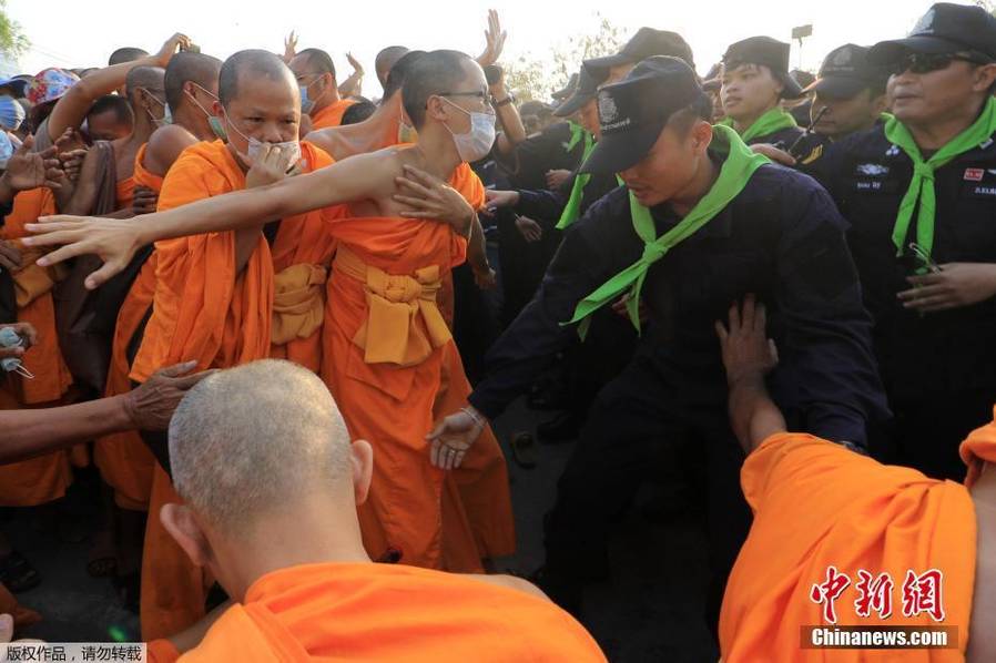 泰国警察与和尚发生冲突