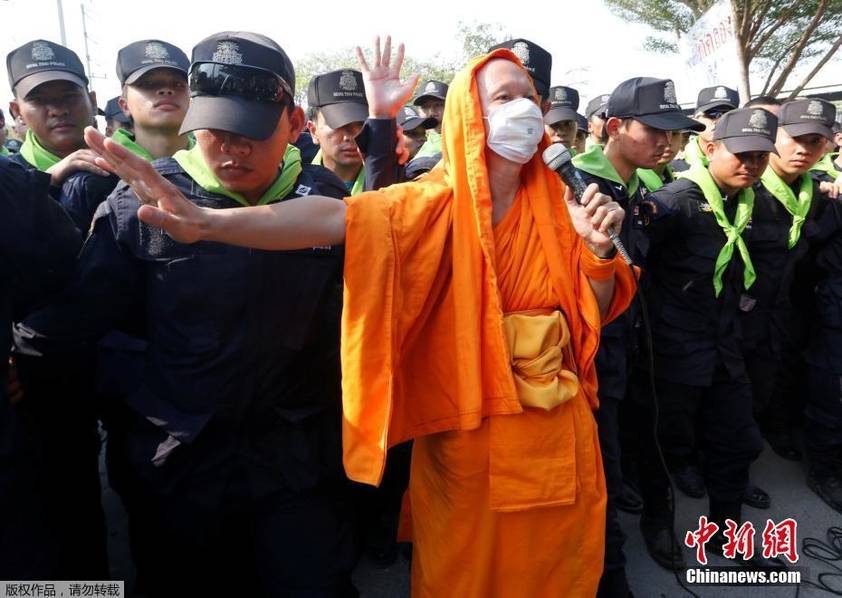 泰國警察與和尚發生衝突