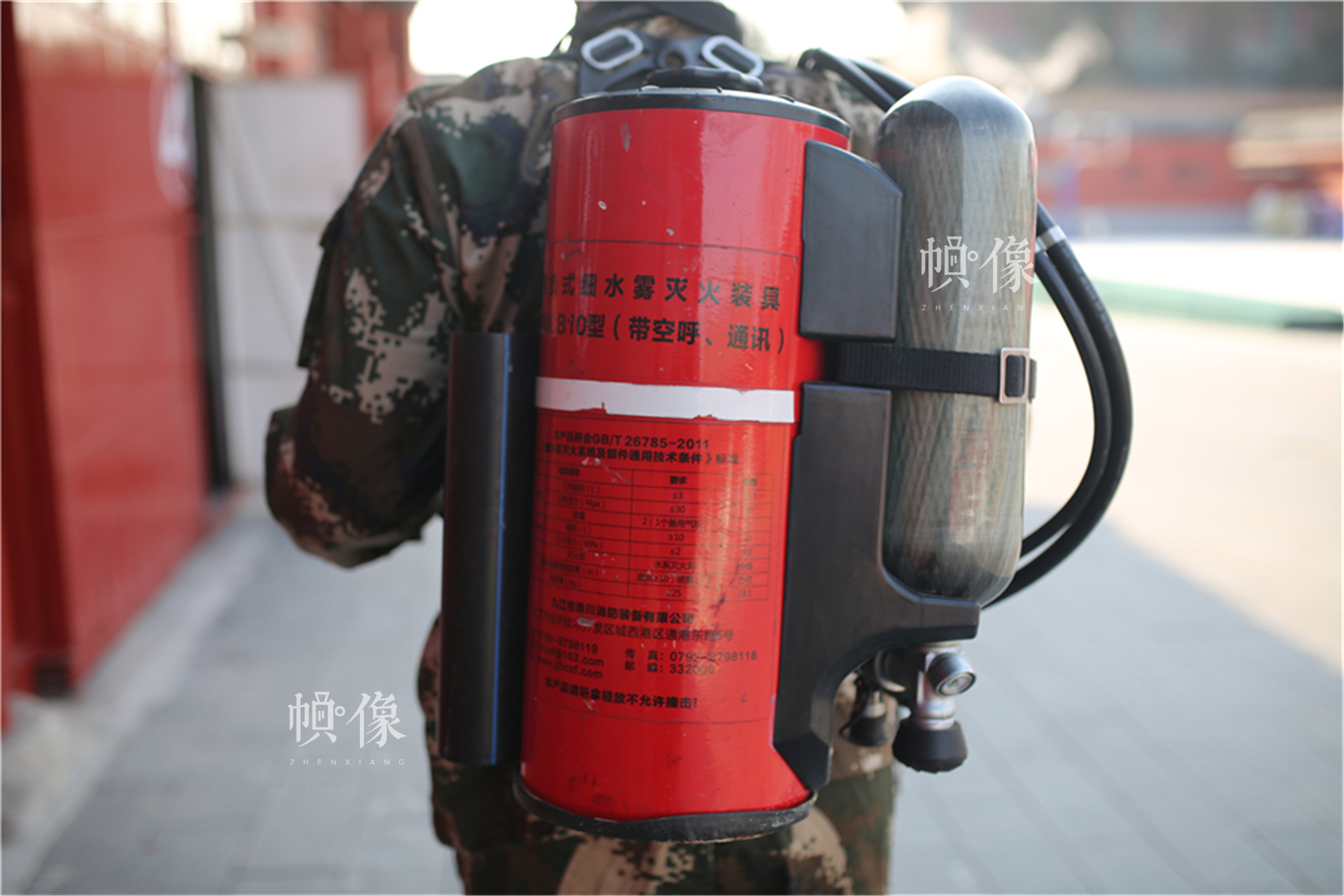 背负式细水雾灭火装具，带有空气呼吸器和通讯装置。背负式细水雾灭火装具，带有空气呼吸器和通讯装置。