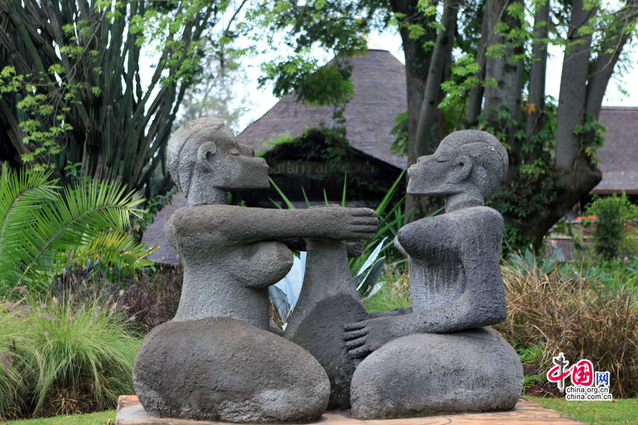 非洲妇女石雕